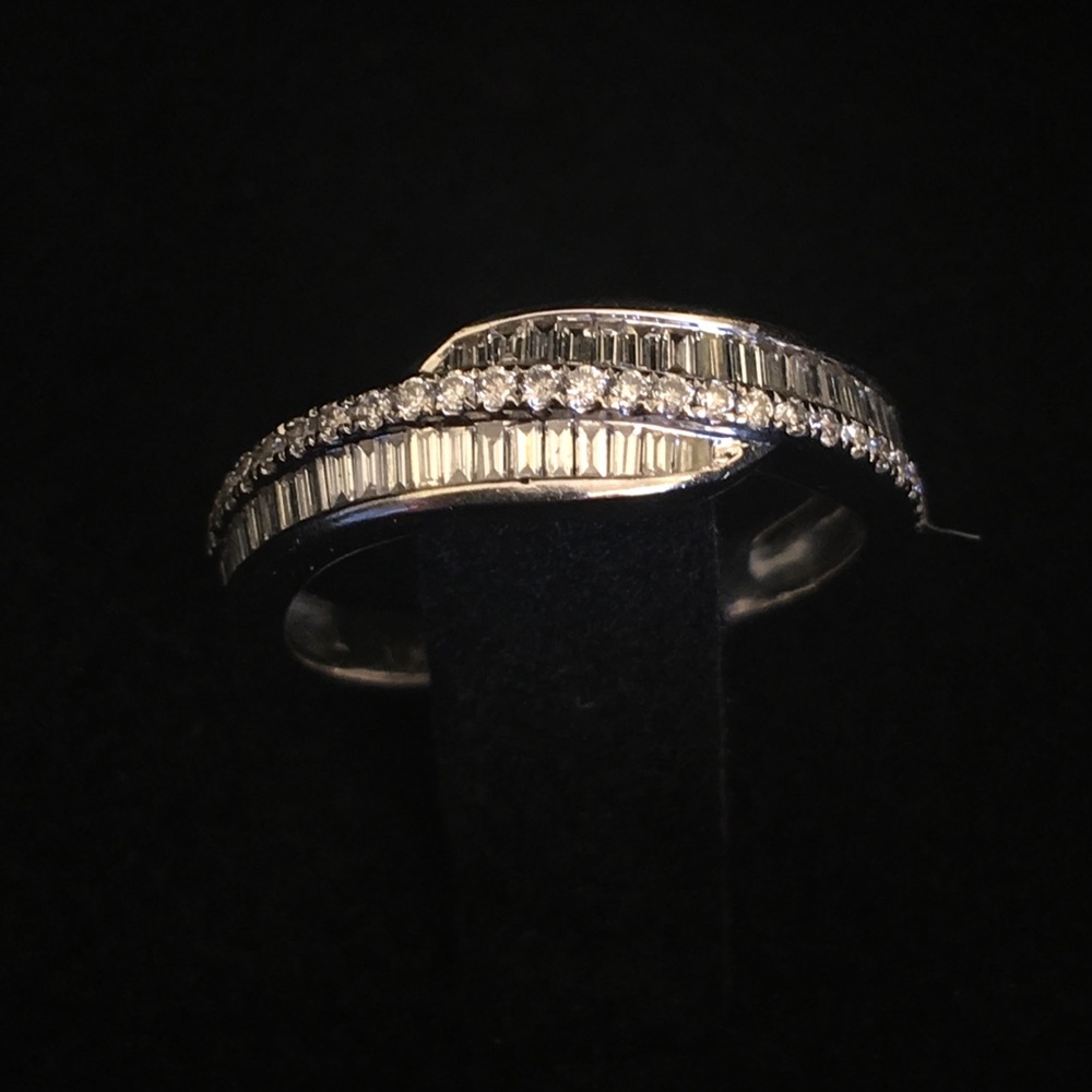 18k White Gold & Diamond Ring